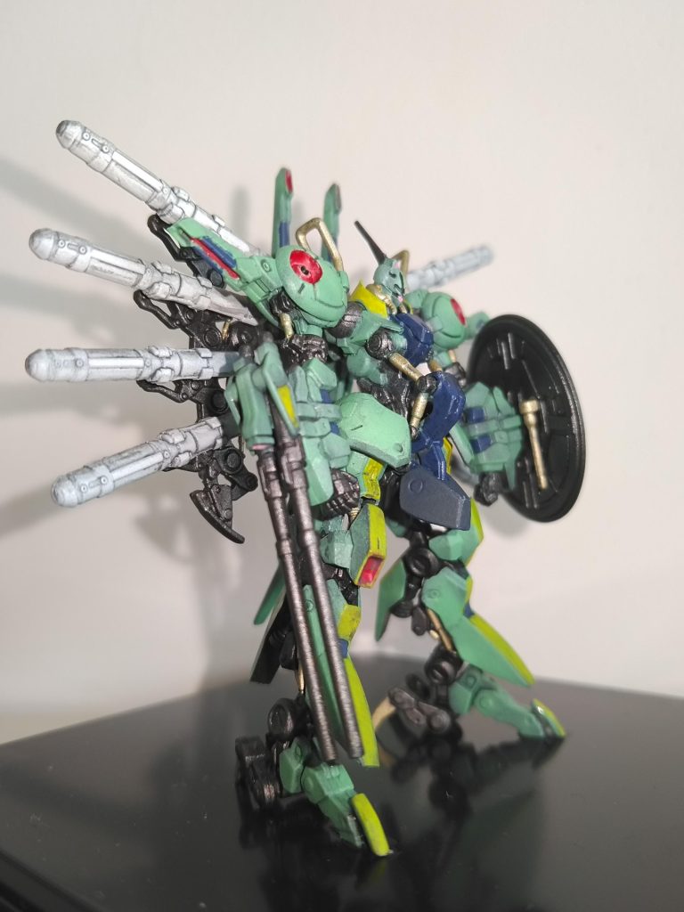 塗装の粗さをごまかそうと、ガンプラでは普段あまりやらないウォッシングをやってみたら、背中のミサイルが思いのほか良い感じになったと思うのですが、どうでせう？