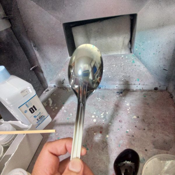 百式作成中です。グレーサフ吹いたらシナンジュシュタインみたい。実は百式作るのは初めてなんです。放映当時も作ったことなくて。ボーンペイントのメッキ塗装技術を習得しつつあるのでゴールドメッキ塗装頑張ります。（2枚目）