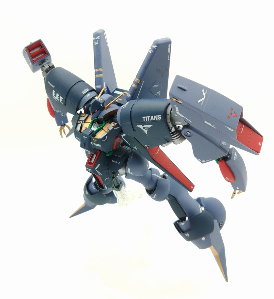 バイアランは大気圏内を自力の推力で無理矢理飛行可能というチカラ技仕様が特徴のモビルスーツです。ボクのバイアランのイメージは、いびつで筋肉むきむきな体にタキシードを無理やり着こんだ悪魔です。四肢こそ人と同じですが、異形に絞り込まれた四肢に3本指、シルクハットのような小さい頭、尖った靴先、紫の体色に小さい羽根と悪魔を彷彿とする記号がそこかしこに溢れています。バイアラン無双という用語はバイアランカスタムの活躍を示す言葉ですが、このバイアランもサイコガンダムをフレンドリーファイアで撃墜したり、グワダンを壊したり、なかなか無双しています。そのような暴れん坊なイメージがバイアランの魅力です。