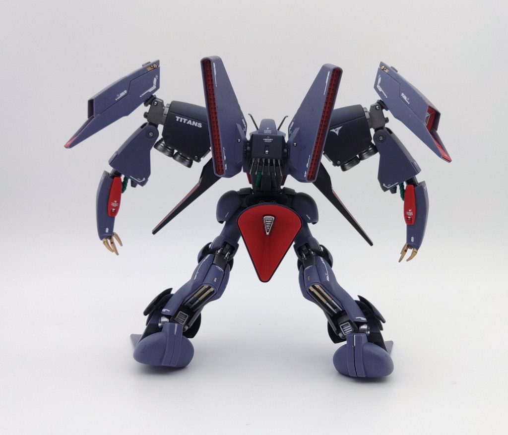 体の上前方、機体の進行方向にかけては薄いながらもダメージコントロールの高い設計になっているのに対して、背面や下面はスラスターが集中した弱点だらけというのも、バイアランのデザインの面白さだと思います。