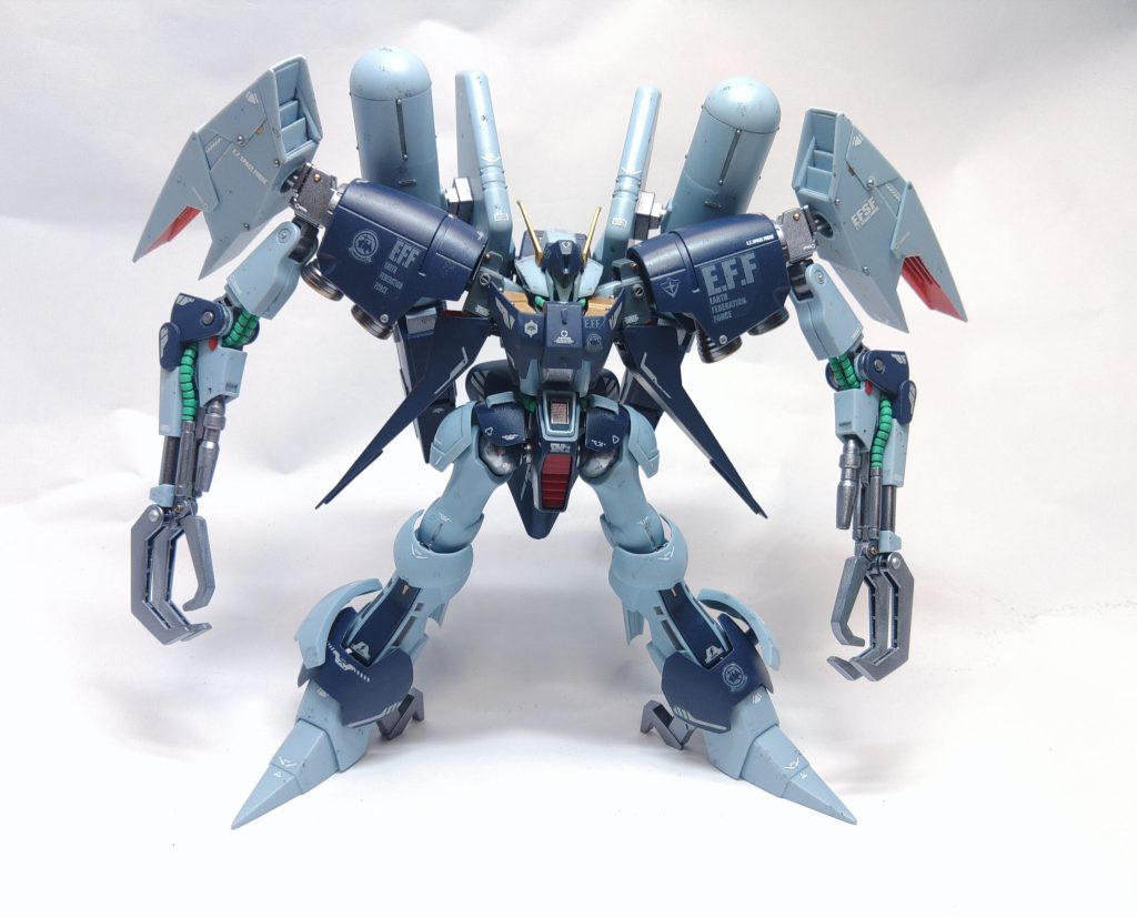 バイアランカスタムのキットはボリューム過多な上半身バランスが良く再現されています。今回は『バイアランカスタムと金型共通のバイアランを作った時に出たバイアランカスタム部の余剰パーツを使ってバイアランカスタムをカスタム(改造)する』という字面だけでみるとややこしいことをしています。使ったバイアランの余剰パーツはバイアランカスタムでいうところのプロペランタンクを構成するグレーのパーツ、クロー大、小、足首のサイドガードです。