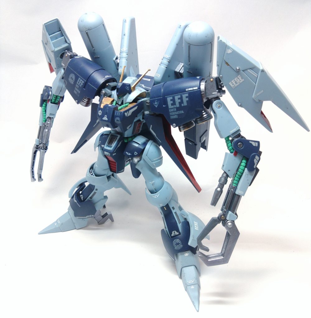 バイアランカスタムの元となったバイアランは有機的かつ悪魔的なデザインです。対してこのバイアランカスタムは、両手の大型クローアーム、無理矢理背負った超巨大プロペラントタンク、カメラアイのバイザー化と大型重機の意匠が色濃く反映されています。劇中でもジオン残党を1機また1機と無表情で処理していく様子からも、機械化された悪魔といったイメージです。バイアラン無双といわれる劇中のあの活躍をみせつけられたら、誰しも好きになってしまう悪魔的な魅力は健在です。