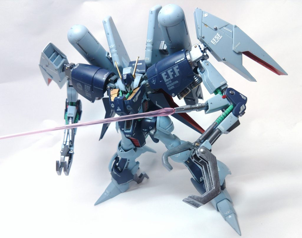 飛行するために見た目の割に軽量で白兵戦が弱点とおもいきや、大型クローで掴んでから大推理で押しきったり、仕込みサーベルを展開したりとインファイトも無茶苦茶得意という見せ場の塊でカッコよすぎます。