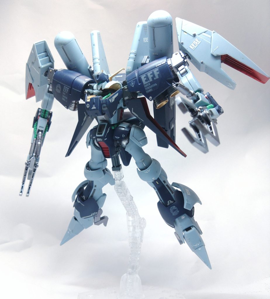 バイアランカスタムの飛行ポーズも、大型のクローと肩のバインダーで単調にならずに非常に映えます。脛裏のバーニアもバイアランがショックアブソーバーだったのに対して、踵のみで着陸を安定させてその分推力に割くという強化が見てとれて非常に良いですね。