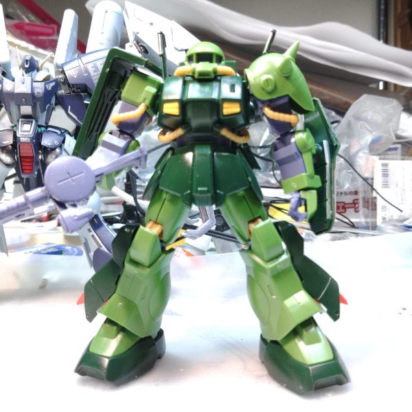 ハイザックのメインの改造部の写真を載せておきます。紫の連邦仕様も発掘できたのでこちらも完成させたいです。パテ盛り状態の紫ハイザックは数年前に挫折したものですが、修正箇所は今回のティターンズ仕様の改造箇所に活かしています。（1枚目）