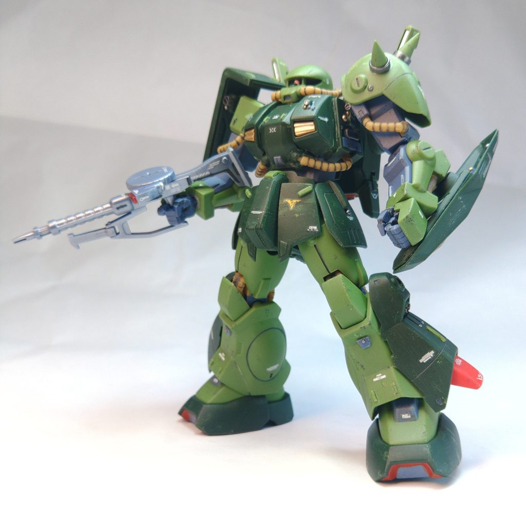 改造は、後に発売され、HGUCよりマッシブになったMGハイザックや、アドバンスオブゼータ版ハイザックなどのスタイリッシュさなどを参考に、よりハイザックらしさを求めて改造していきます。