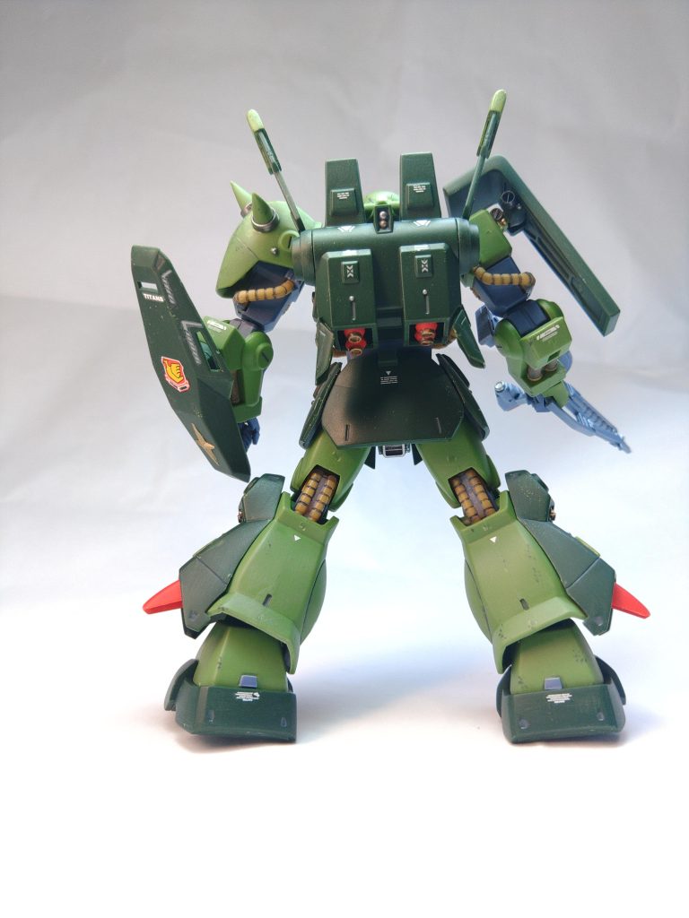 ハイザックはゼータガンダム放送当時に買ってもらった1/144は動力パイプに泣き、1/100は組み立ての複雑さから叔母に泣きついたという記憶があります。HGUCのハイザックも発売する前から個人的にはなかなかに因縁深いキットです。発売からすでに四半世紀が経ち、当時からはガンプラの技術、モデラーの知識、便利な工具とそれぞれ進化した今だからこそ、改めて味わい深いキットだと思います。今でこそ古く感じるキットながら、ランナーたった3枚で構成されているなど、組みやすさなどは他の追随を許しません。