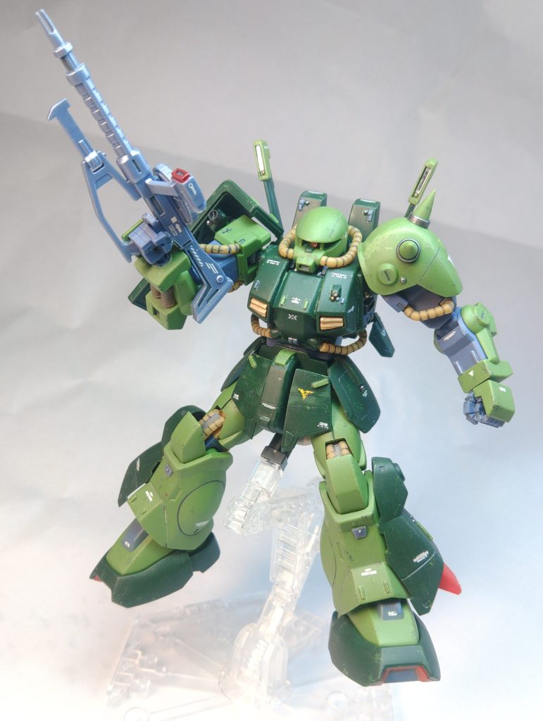 バックパックのセンサー、足首、パイプ部のグレーなど追加で部分塗装の多いキットですが、キット付属の説明書のカラーレシピを参考に調色して、筆塗りからの艶消しスプレーで筆ムラは解消できます。マシンガンは成型色にホワイトパールを吹いて少し色味を変更しています。今回は改造で色味が変わってしまったところが目立ったので、デカール貼りと、スポンジチッピングなどでそこそこリカバーしています。隠しきれてはいませんが、これも成型色仕上げ+改造の醍醐味でなかなか楽しく作業できました。