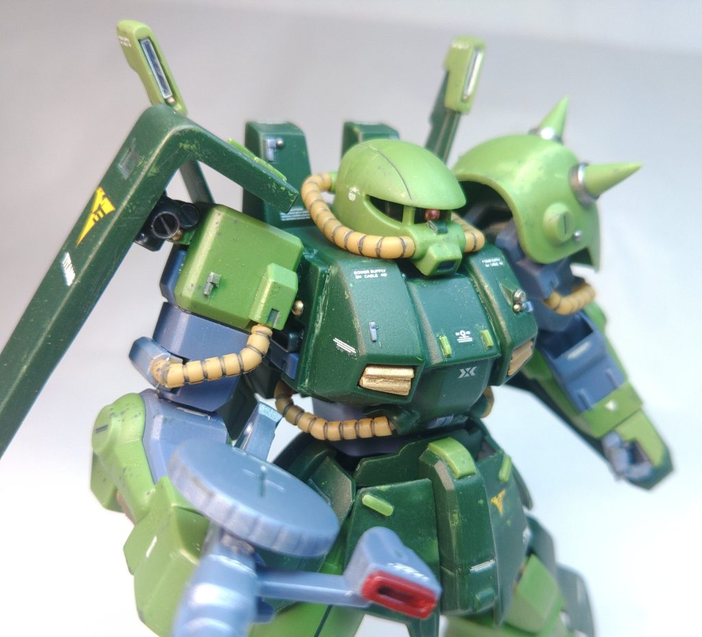 ザクよりも直線的になったフォルム、別パーツ化されたランドセル、よりシャープになったスパイク、あきらかに高出力そうな脚部、特徴的な頭の筋彫りエゥーゴ、ティターンズ、地球連邦の勢力関係が良く分からなかった当時は単純にハイスペックなザクというイメージでした。しかし、連邦とジオンの技術のハイブリッドと言われるとなるほど、胸周りにジム系の面影を見ることができ、足周りには06Rの系譜が見られるなど、なかなかに強そうです。武装面こそグリプス戦役時の他の機体と比べてイマイチ火力不足そうなザクマシンガン改も、通常のザクマシンガンと比べて大きさがそこそこあり、ロールアウト時は相当強かったのではないでしょうか?