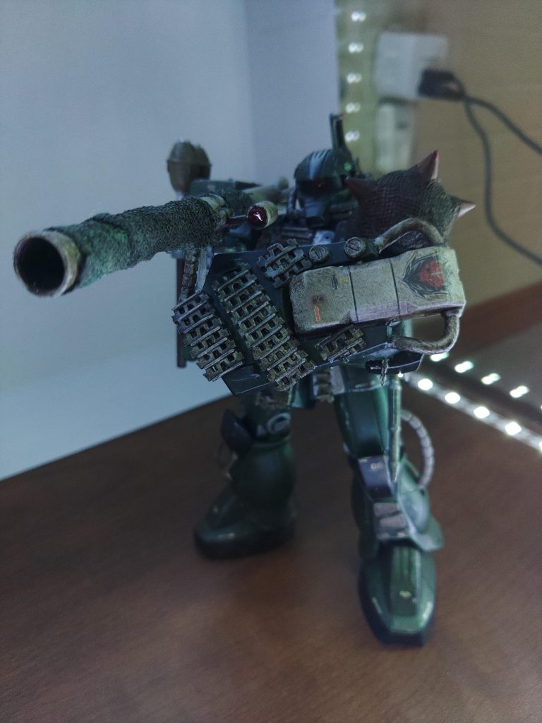 シールドや胴体まわりのパーツは昔やってたガンプラとか戦車のジャンクパーツをつけまくりました✌️😋