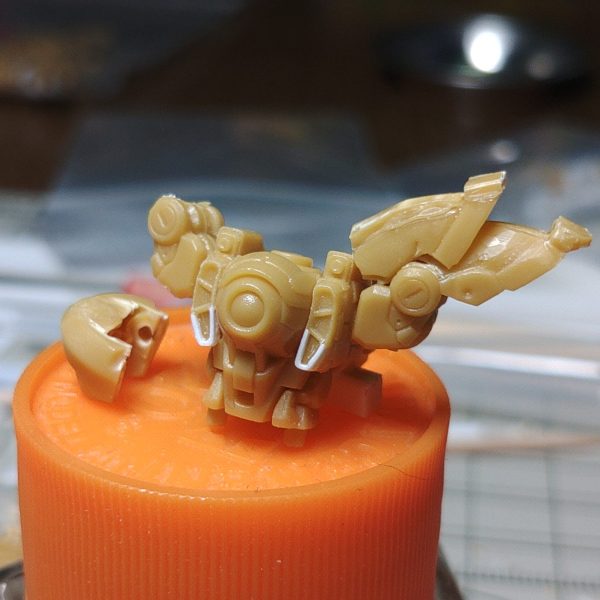 少し造形に苦戦しています(笑)💧 まずショルダーアーマーの後ハメ加工をしてから、造形に着手しています。これがまた、なかなか(笑)以外に複雑な形をしている。少し時間がかかりそうです。
