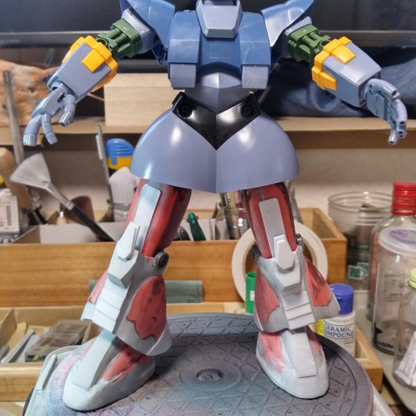 MGドムの足を使うのが一般的ですが、昨今そんなもったいないことは出来ないので、ジャンクの旧キット1/100ゲルググの足で作っています。全体的に5ミリ幅増し。膝下スカート5ミリ延長し、後部の膨らみはプラ板で作成。靴をかさ上げ5ミリ、裏側をhgドムのものが余ってたのでそれを設置、ポリキャップ接続に変更、形状はMGパーフェクトジオングを参考にエポパテでそれらしくしました。股関節のパーツはプラ板とポリキャップで新造しました。もう少し膝下が長い方が良かった気がしますが、もう弄る気力がございません(T0T)とりあえずこれで塗装に入ります。 （4枚目）