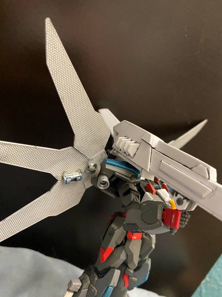 フルカスタムのバックパックと大砲を一から作りました。設定では、強力なソーラーパネルを使用してソーラーキャノンを発射するために必要なエネルギーを集める新しい太陽エネルギー収集システムです。