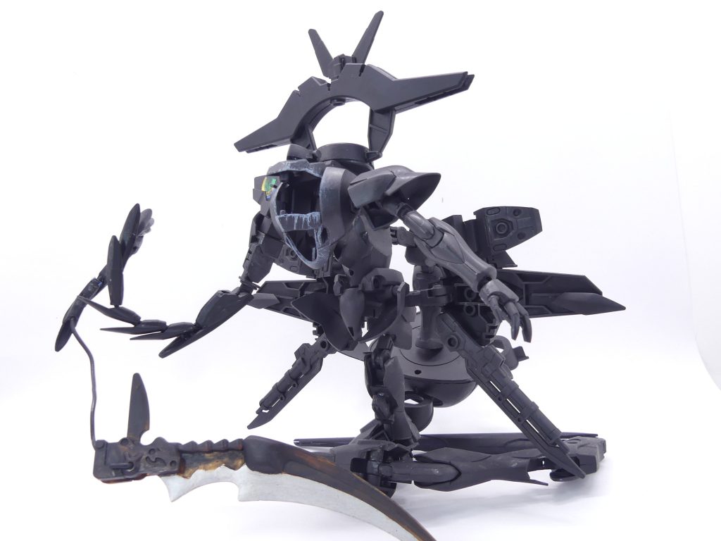 【ガンプラデータ】配役:メガミスク・レグレッグ(名前は本来はない。サクラ達が事件終了後勝手につけた)演者:なし(ミスク)所属:ミスクGP(ガンプラパワー):999+α(本来はそれ以上だが999以上のGPはエバーランドでは計算されない。強いて言うならば2000以上)使用ガンプラ:HGAGE ドラド       他、様々なガンプラのジャンクパーツレギュレーション:オフィシャルレギュレーション機体解説:「エバーランド」に発生した「ミスク」の中でもひときわ強力な「メガミスク」。災厄級の能力を発揮し、放置すればリージョン崩壊の危険を招くもの。中にはなぜか、エバーランドと現実世界を閉じるための「鍵」が内蔵されているのだが…「鍵」の力がパワーアップさせているなど、「ガンプラ部」・「ブリッジ」で様々な意見が出され…この後に起こった事象の結果、「単なる運命のいたずら」と「ブリッジ」の「トップ」は結論づけた。いたずらで世界崩壊の危険を招く?…そう言うものなのであろうが… SDシリーズである「放課後」では珍しくHGタグのメガミスク。様々なガンプラのパーツを取り込んだバグの集合体という位置づけ。家に未組み立てで残っていたHGドラドを起点に製作です。