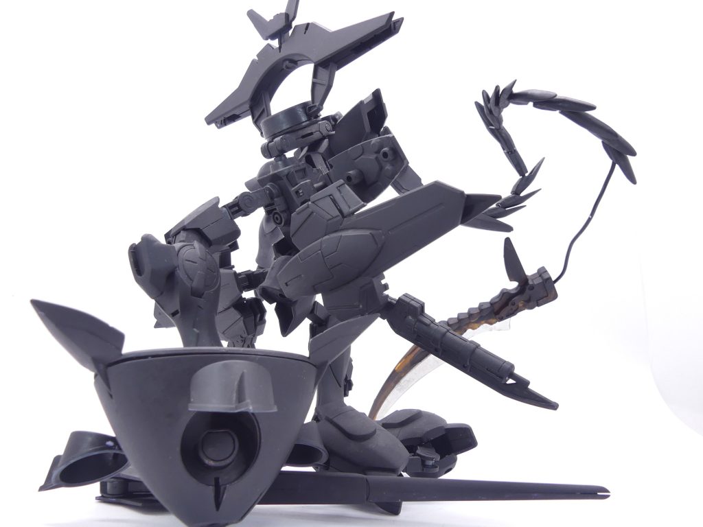 後ろから。巨大蛇型で尾の部分が足の「メガミスク」…という構想は当初から練っていました。あとは家にあるジャンクパーツを組み合わせて。ファルシアベース…広範囲攻撃端末が目を引きますが、これはとぐろを巻いて床に設置させた時にバランスを取るためのもの。