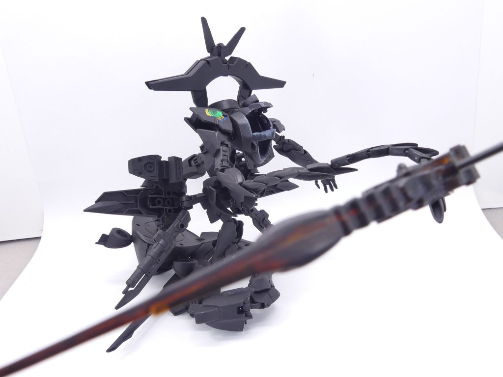 鎌状攻撃システム:自在に伸ばして攻撃を加える鎌。広範囲拡散ビーム砲:腰部分に翼のように伸びる部分の穴はすべてビーム砲である。鎌先端は堕悪魔刃頑駄無から。伸びる部分は煌・ギラーガのテイルの余りパーツ(ギラーガ・コカトリスに使っていたもの)。右腕はガンダムジエンド、背部の後背はアヘッド・スマルトロンとジャスティスナイト。