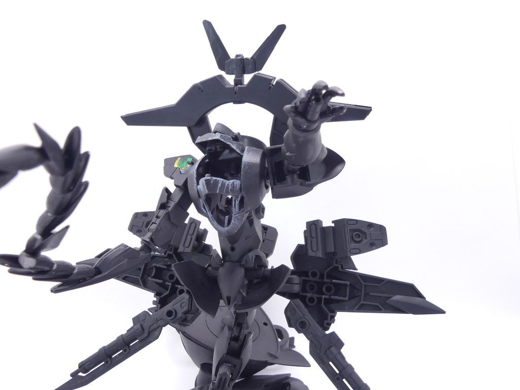 短距離射撃爪:いわゆるヴェイガン系のビームバルカン。ドラドの左腕ほぼそのものである。大口径メガ粒子砲および捕食口:口部分は空洞になっており、あらゆるエネルギーを呑み込んでしまう。そこから放つメガ粒子砲は本ミスク最大の武装。身体は組み替えた上で接着したりアームアームズで懸架したりして(当初は背中の3ミリ軸をそのまま使っていましたが撮影中に折れたのでいつもの3ミリメソッドに変更)(虫)竜感を出します。…あれ、なにか書いてあったような…