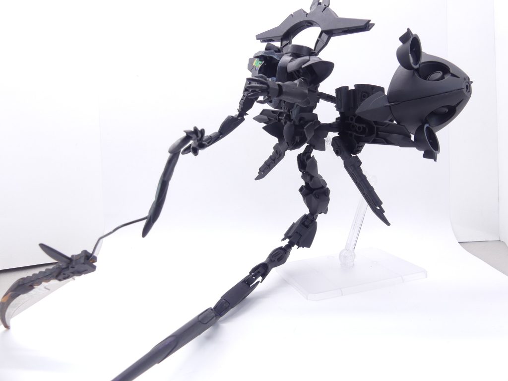 尾:長大な尾は地面に突き刺して自在に伸ばすことで死角からの攻撃が可能。それにより付近のエネルギーを吸い上げることもできる。ドラドの足とテイルビーム、ブレイズザクファントムの足で構成。