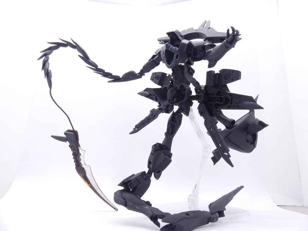 広範囲攻撃端末:背中から生えた巨大な端末は一見鈍重だが、広範囲への拡散ビームを放ち獲物を逃さない。もちろんアクションベースに対応(本来ドラドの尻尾部分)。端末はGーセルフの足とファルシアから。他、アームアームズやらボールデンジョイントやら。