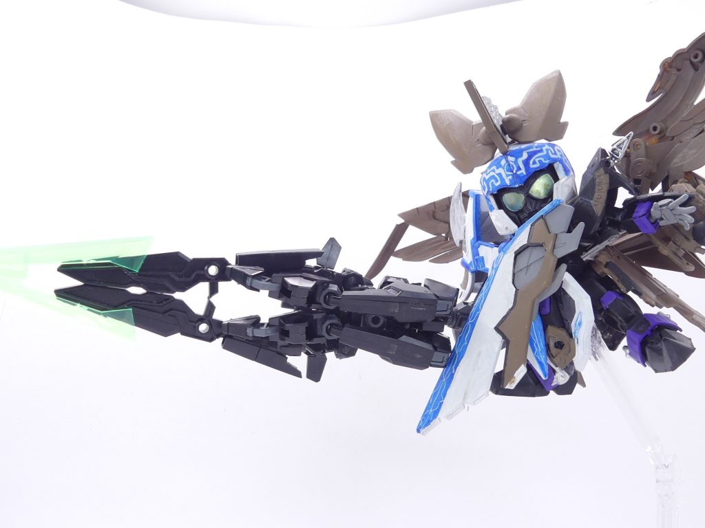 Page11「天道オン・ザ・ロード」エバーランド・ナイトリージョン。「ガンプラ部」一行の3人とガンニッパー、「ブリッジ」の2人はオベロンオーヴェロンからの依頼を受け、超巨大ミスク…いわば、「メガミスク」の討伐に向かおうとしていました。放っておけば、リージョンそのものに影響を与えかねないほどの大バグ、「ミスク」の主と言える存在です。それは、かつてアマミチの父・マサミチが戦った「ミスク」の親玉をも上回る力を持っているといいます。「こちらの方が…倒しきれましょう。」そういったカムイ・ダラスの手に握られていたのは、巨大な…ネタばれになりそうなのでここでは黙っておきますね…「ミスク」で作られたかのような剣でした。「ペルソナブレード」。彼は、SDの精神が形になったような剣を握りました。「ブリッジ」の「トップ」は、「メガミスク」には「鍵」が…かつて「エバーランド」と現実世界の扉を閉じていたものが内包されていると判断。要は、レイドバトルしろ、勝ったら鍵ゲット…くらいの感じです。※写真のペルソナブレードは製作中のものです※