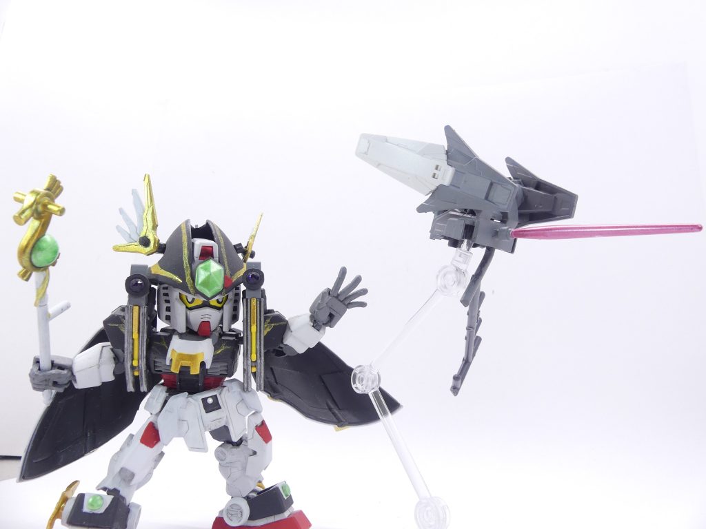 現れた巨大「メガミスク」!通常のSDガンダムの数十倍、言うなれば現実世界の人間と実物大ユニコーンガンダムくらいの大きさの差があるそれを前に、皆は必殺技を、できる限りの武装を集中させます。「…やはり、実力が足りていないか…!」…しかし、カムイ・ダラスとガングリモワールを筆頭に、その戦力差には開きがあることを感じ始めます。オリジナル「エバーブック」は心折れるまで何度でも復活可能ではありましたが…ミスクの勢力は拡大し続けており、この一度で決めなければリージョン崩壊の危険もはらみました。そして、電書「エバーブック」の「ブリッジ」メンバーは倒されるわけにもいきません。ログアウトしなければ、大事なガンプラが失われ、二度とログインはできないからです。サクラが、コウシロウが、ユマが、次々にログアウト。そして、大口径メガ粒子砲からアマミチをかばって…