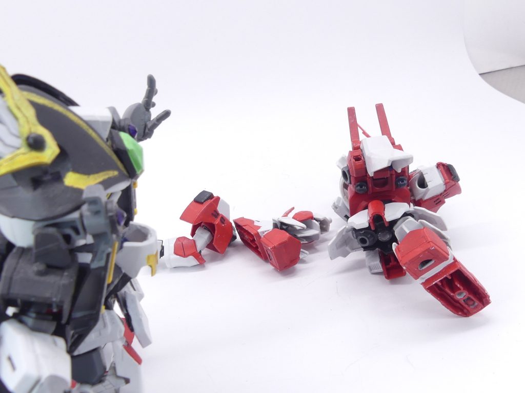 「ガン、ニッパー…!」ガンニッパーが、半身を吹き飛ばされ、倒れます…「…アマ、ミチ、…良かった、よ…」「エバーランド」で、現実世界の人間はガンプラとして活動していますが、彼らは「住人」でした。「あいつを…平和を、守っ…」ガンニッパーは、「死んだ」のです…