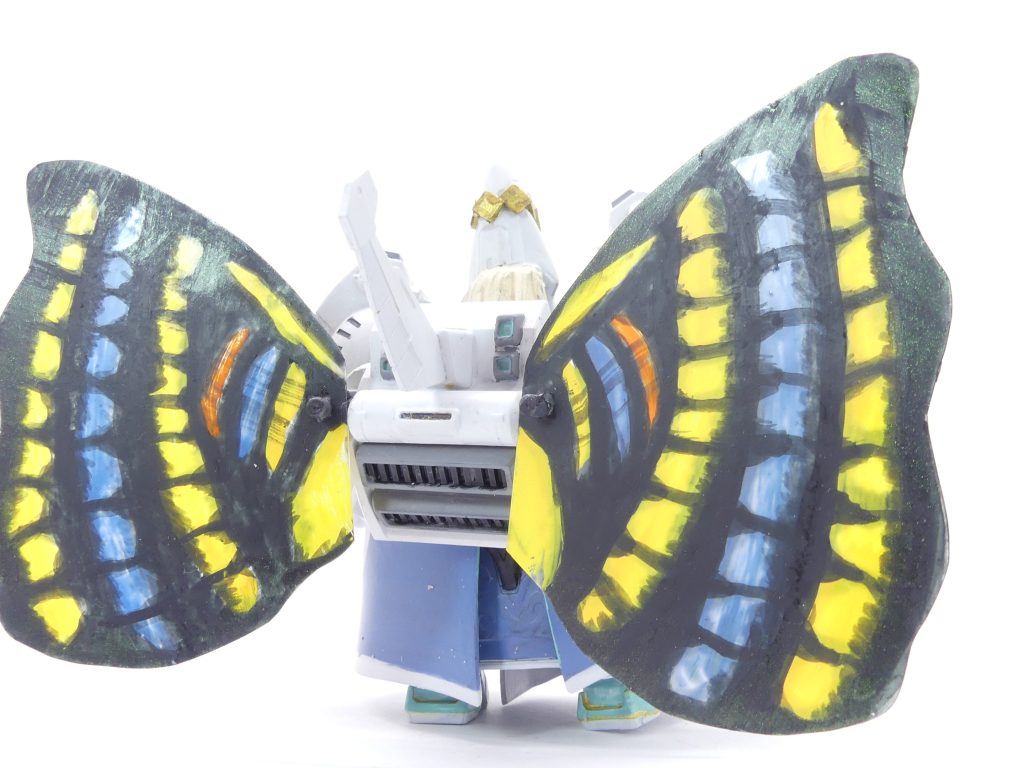 【ガンプラデータ】配役：オベロンオーヴェロン演者：????所属：????（ナイトリージョン・とある森の管理者）仮想ＧＰ（ガンプラパワー）：50（と自己申告している）使用ガンプラ：ＳＤＷ　筍イクストライクノワール　　　　　　　ＳＤＷ　レイフガンダムＧＰ０４　　　　　　　ＢＢ戦士　ジ・Ｏレギュレーション：アンリミテッドレギュレーション（次回も含めて相当いろいろと使用。今回のアンリミ分はぷちりっつ・30ＭＳパーツ・ジョイントのみ）機体解説：ナイトリージョンのとある森を管理していた「エバーランド」の住人。みんなの頼れる妖精王…と言われるが、どこまで慕われていたかは定かではない。本人には戦闘能力はない。身体としては鈍重に見え、ＦＧＯ本来のオベロンさんにいるはずのブランカはいないので情報収集能力も実はそこまで高くなさそうに見える。その真の姿は未だ…このネタしつこいね… 後ろから。オベロンさんと言えばこの翅。透明プラ板を元手に手書きで塗りました。端部分はリンプラステラパールホワイトで輝かせます。いつものＣジョイントを使っているためある程度の仰角をつけることが可能。後ろ髪は30ＭＳオプションヘアパーツから。