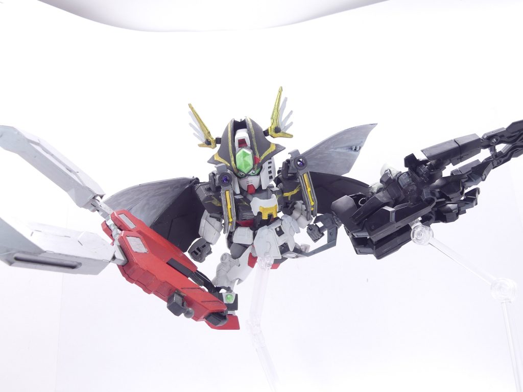 Page12「妖精王のナイトメア」（前編）「…これなら、倒しきれる！！！」シイナ・アマミチは、夢中でガングリモワールになっていました。いや、身体が勝手に動くのです。それこそ、エースパイロット並みに。…そう、それは…さすがに言い過ぎ感ありますが、アムロ・レイの動き。ガングリモワールの必殺システム・「ＲＸエクスプロージョン」は、ＲＸ－７８Ｆ00の搭載ＡＩの元となったとされる人物・アムロ・レイの動きを自らに取り込むものだったのです。本来のアマミチは、戦いを好むものではありません。もしも、本当に戦いが必要になった時のリミッター解除として用意していたもの、でしたが…今、アマミチは自ら望んでそれを使いました。「エバーランド」で最初の友達・ガンニッパーの死によって。アマミチは両腕でオーバーウェイトの武装を2個同時持ちし、「メガミスク」との決戦に挑みました…※写真のペルソナブレードは製作中のものです※※余談ですが…この写真、スラッシュニッパーを手で持っていません。そっちにスタンドは使ってなかったので…どうやってこの状態になっているのかは筆者の自分でも解りません。きっとガンプラ魔法です※