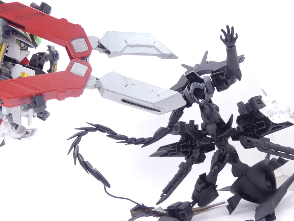 「…そこっ！！」大剣は、一撃で砕けてログアウト…したの、ですが。その瞬間、その「顔」が笑ったように見えました…それはそれとして、アマミチはあの「メガミスク」を圧倒。3倍のスピードを手に入れたわけではありませんが、巨大なニッパーを巧みに使い、「メガミスク」を文字通りに切り落としました。「メガミスク」は、光の粒子になって消え…そこから現れた光の球が、ガングリモワールに吸い込まれました。「鍵」。その一つが、アマミチの「エバーブック」に実績として書き込まれたのです！