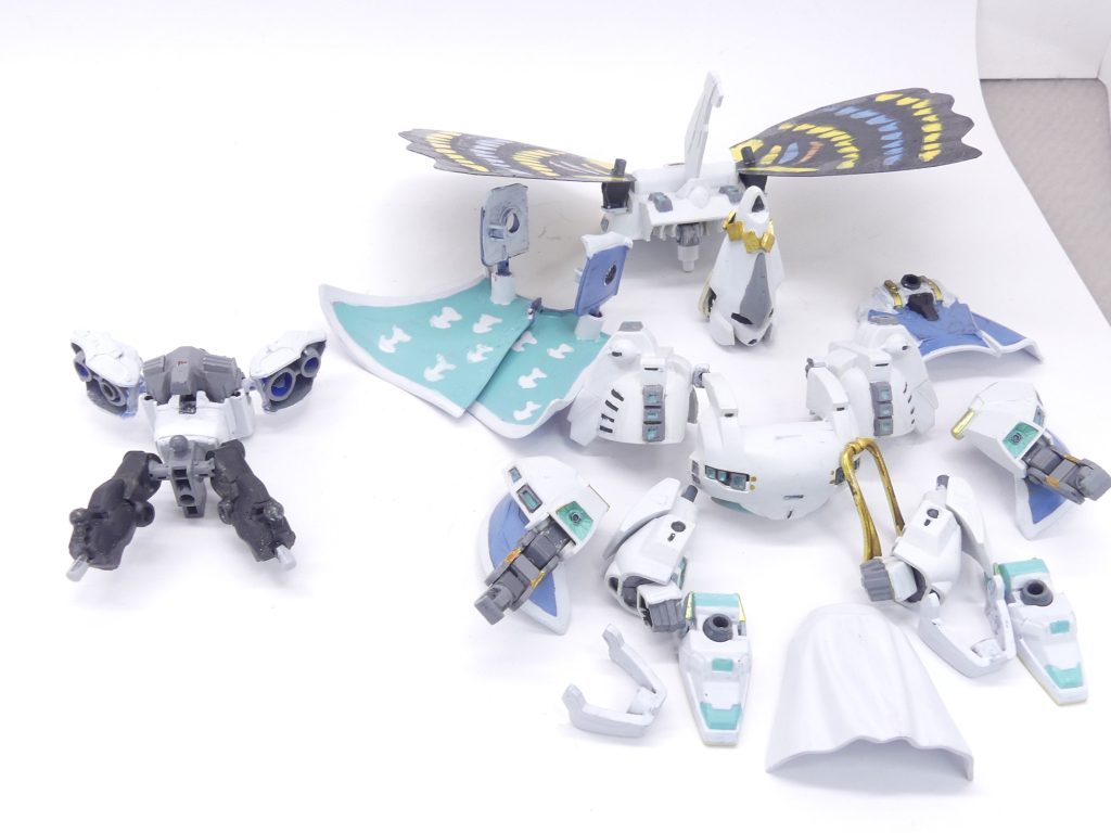 内部構造。本体は実はレイフＧＰ０４から。筍イク要素はこの時点では膝下～足首しかありません。後編の頭が筍イクなので筍イクになっているのですが…また、スマートな妖精王の姿を再現するため、腹・太ももはプラ板で延長しています（こうしないとアーマーをまとえなかったかも）。首は3ミリ軸接続。アルセーヌマントを挟むように胸アーマーを差し込んである程度固定しています。ところで膝下は実は真っ黒なのですが…