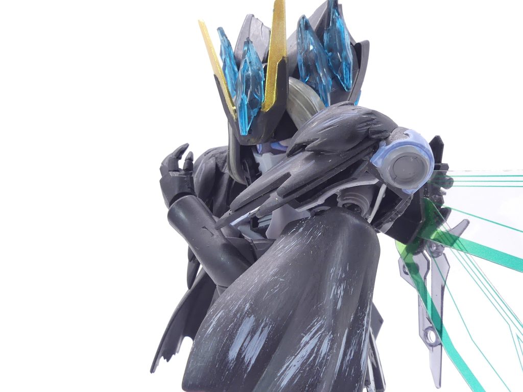 特殊管理空間「ロストウィル」:ヴォーティガーンは特殊な空間を張り、そこに敵を閉じ込めることができる。敵は悪夢の中、その自我を喪失していくのだ……って「FGO」でこれ使ったの別サーヴァントじゃない?目はPC製ジェネリックしゃばろアイ。頭の王冠状部分はアーサーMk-IIIから分割したもの。頭とふくらはぎ、背中の翅だけがノワールです。髪は30MSヘアスタイルパーツからですが、この形態では干渉してあまり首を回せません。肩前部はポケプラレシラムから。背面の翅はサイバーエフェクトをSDサイズに切って。足首はウォーロックイージス。