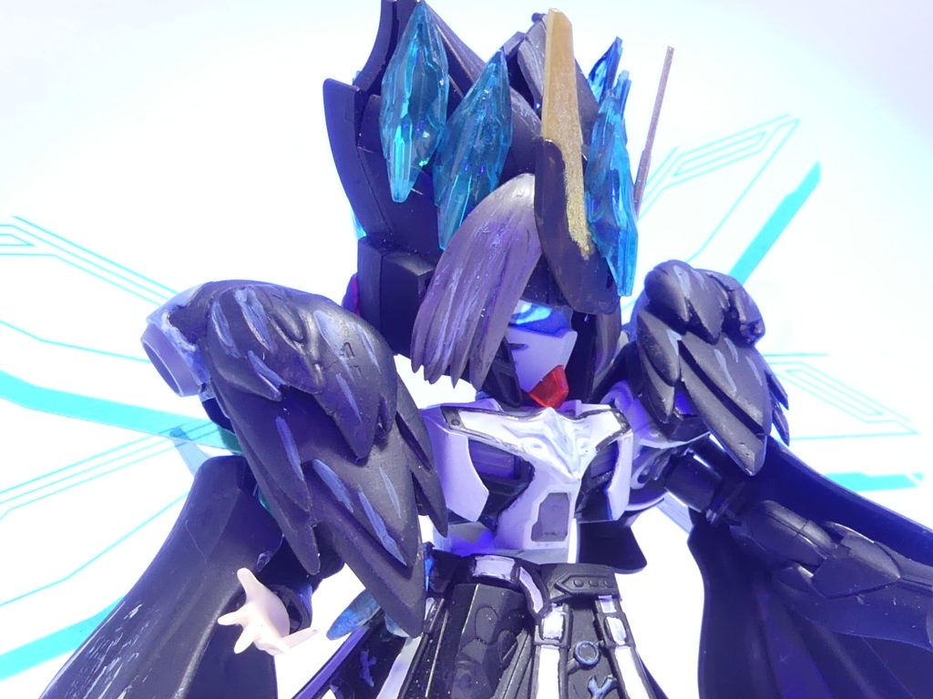 他、様々な能力:攻撃能力も決して低くはなく、メガミスク譲りのビームなどを(何もない空間から)放つ。すべては、女神・エースデイへの復讐心のため…目・王冠はブラックライトで発光。