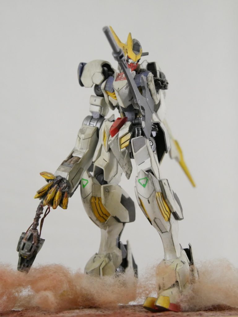 外装は成型色のまま、目と膝をワンポイントで塗装。