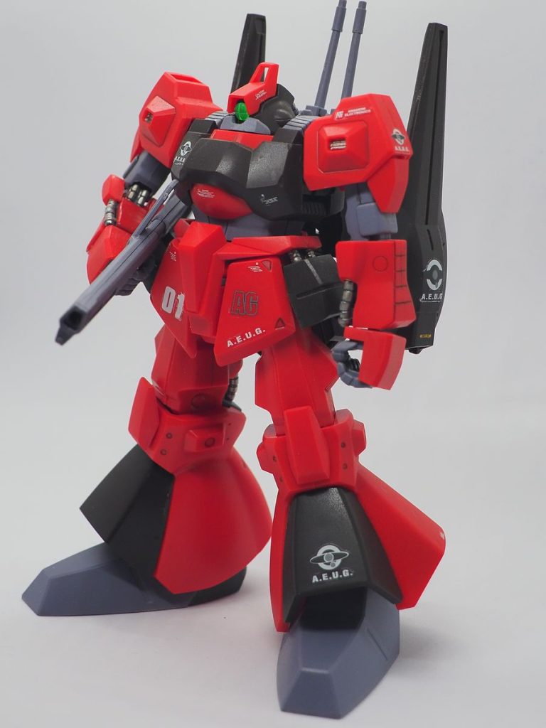 自分で組み立てた赤が有りますが、状態が悲惨なので次はこれを直す事にします(gundam-kao5)昔に組み立てた物なので、合わせ目処理をしていないんですよね(gundam-kao5)