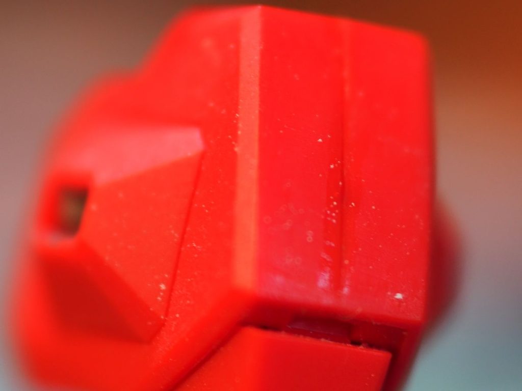 改修前、肩には物凄いヒケが有りました(gundam-kao5)直せないんじゃないかと不安になりましたが、ランナーパテで埋めてひたすら鑢で削って(gundam-kao5)