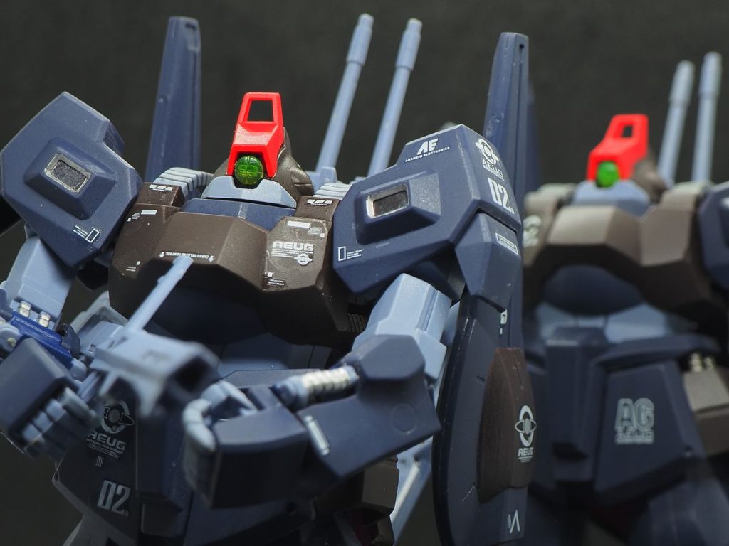 修復不能のもう１機と(gundam-kao5)何故修復出来ないかと言いますと、股のジョイントが折れていて、この撮影するのに無理やり立たせてます(gundam-kao5)