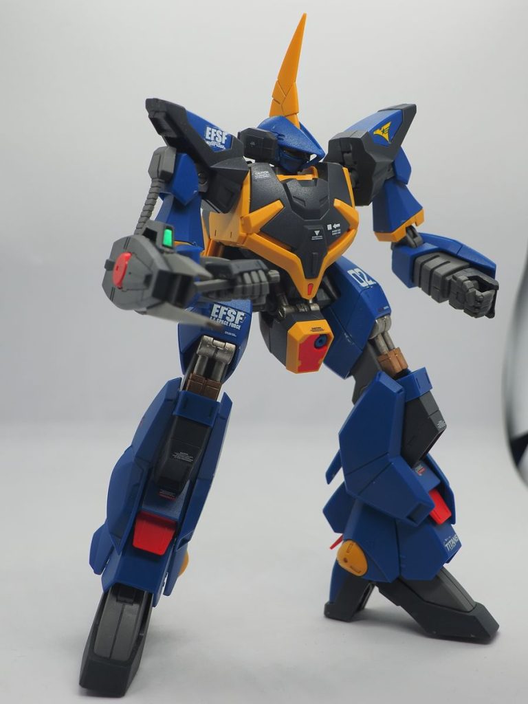 成型色とデカールだけですが、それだけでも様になりますね(gundam-kao6)