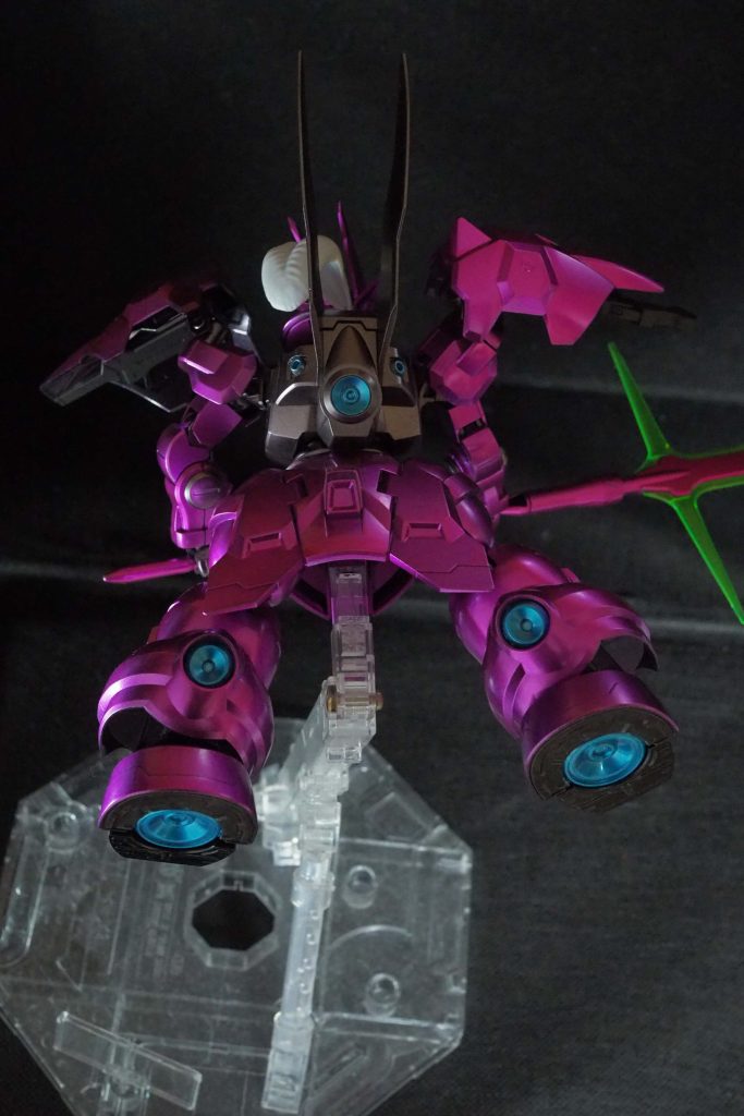 スラスター部分は分割されてるので塗装が楽。小さいスラスターは、削って別パーツをつけました。