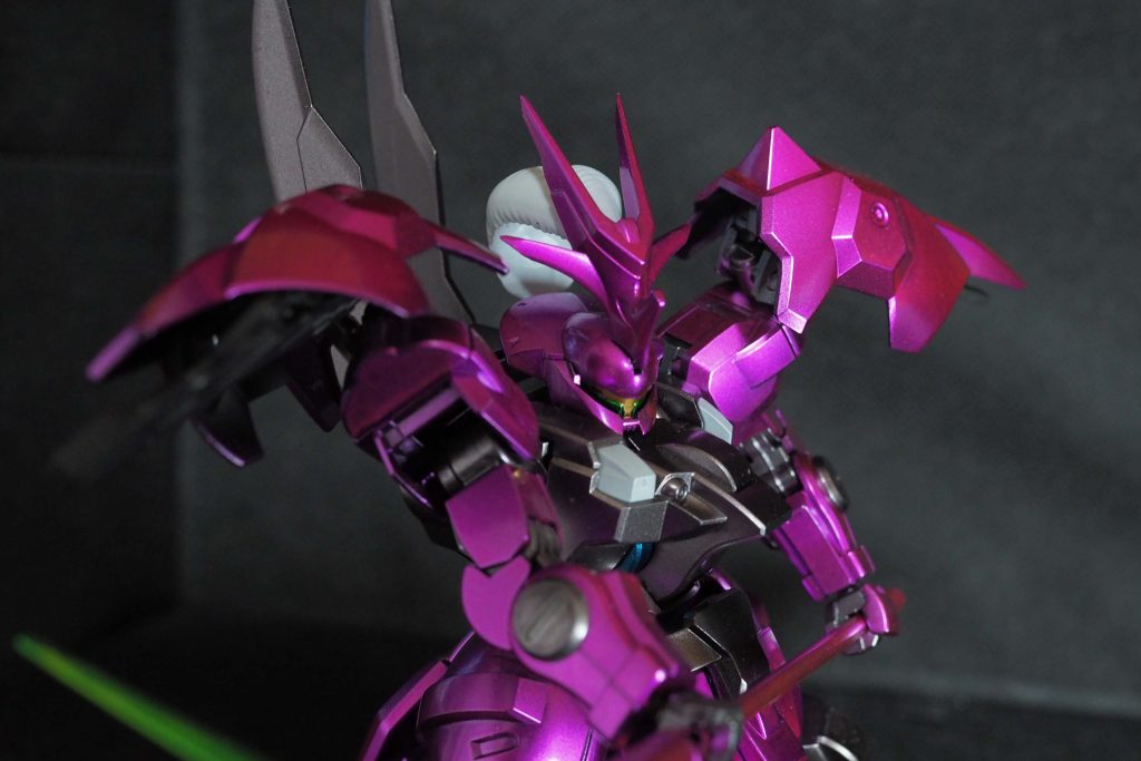 ガンダムマーカーのメタリックピンク、塗膜がとても弱いので、ガンダムマーカーのクリアー光沢を吹いてます。