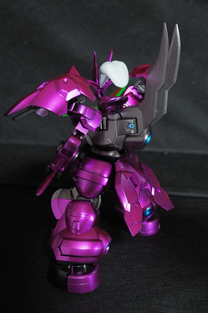 胴体やフレームは、ガンダムマーカーのヘヴィガンメタリックを吹いてうっすらとクリアーつや消し。