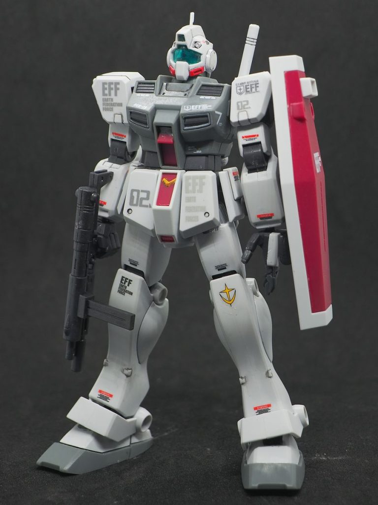 足も腕も合わせ目が有り、ひけも酷かったので今回はランナーパテを使ったら合わせ目が変色(gundam-kao9)特に肩口が酷く修正出来ないので、急遽色を調色して塗装しました(gundam-kao5)