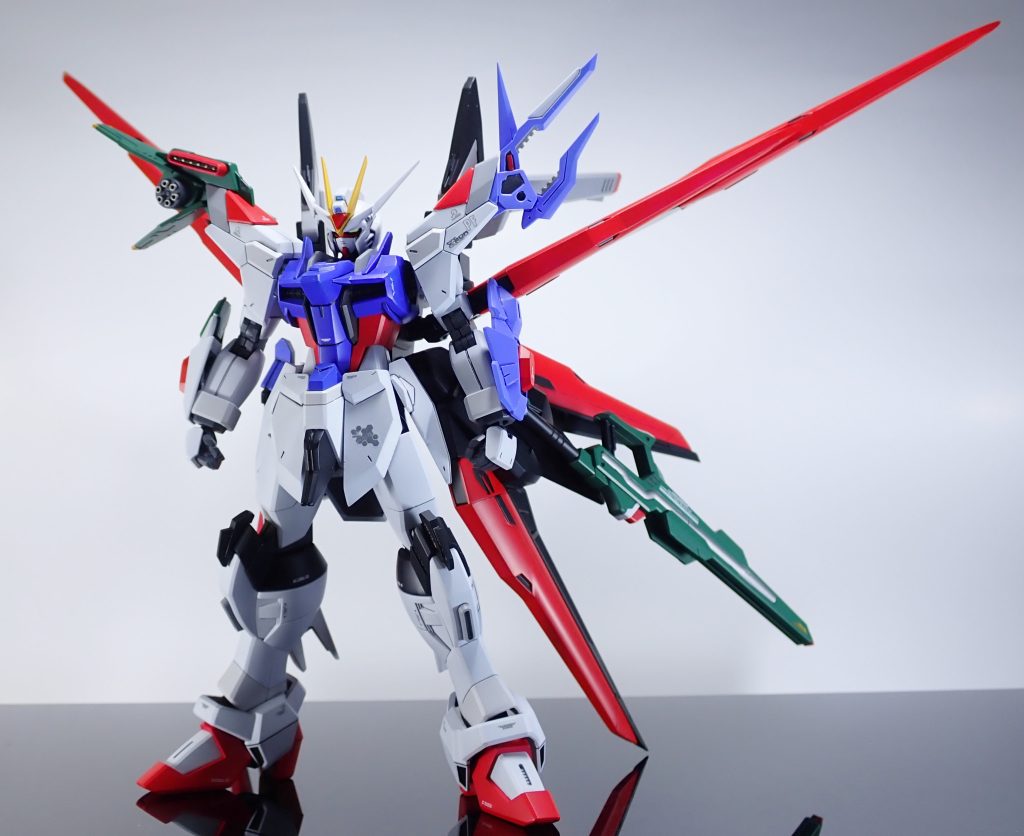 本体側は頭部、胸部前面、サイドアーマー以外はマイティーとなります。スーパーマルチプルアサルトストライカーはパーフェクトのままですが、レールガンのみライジングフリーダムのインパルス砲に変更しています。