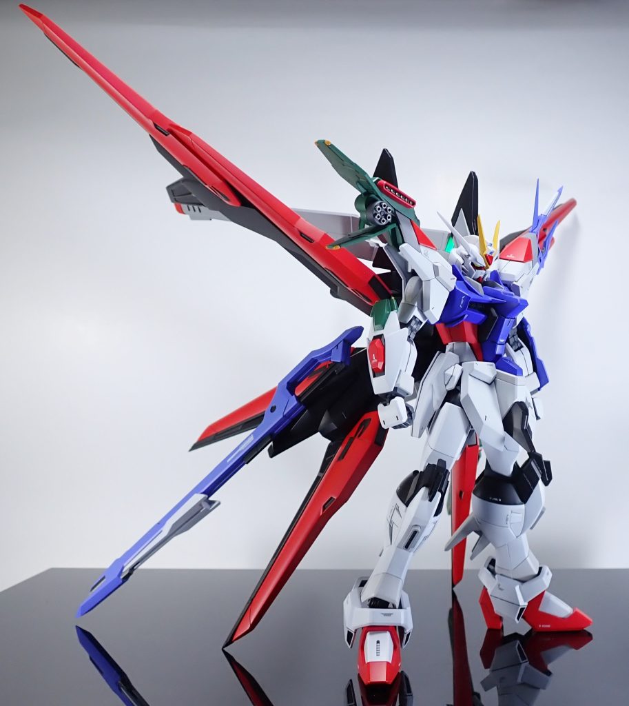 ・腰部:フロントアーマーはプラ板で大型化。サイドアーマーはジョイントを仕込んで取り付けました。・脚部:マイティーベースでヒザの形状をプラ板で変更。・ストライカー:ドラグーンやウイングの前端にプラ板を貼り付けてシャープ化しています。レールガンはライジングフリーダムのインパルス砲を接着しています。