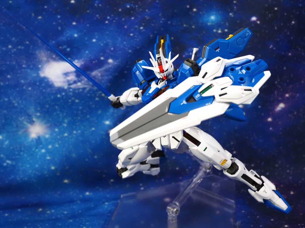 エスカッシャンのシールド。塗り分け頑張ってはみたけど部品同士を繋ぐ板軸が擦れる擦れる。まぁしかたない