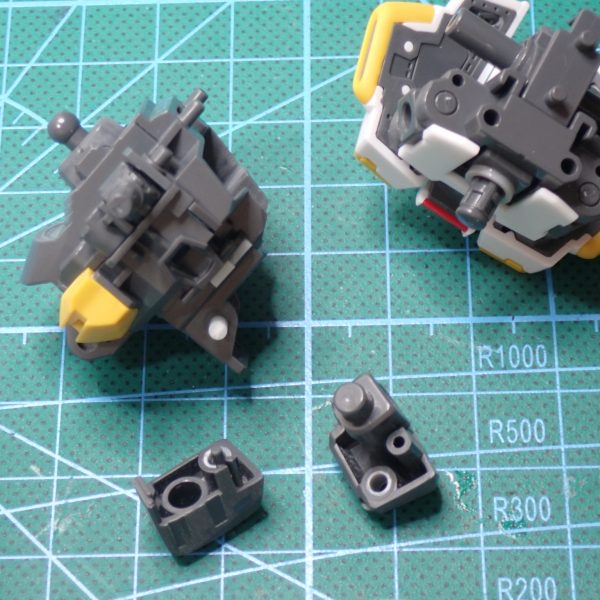 胴体を2mm延長（腹部、腰部間で1mm延長、腹部、胸部間で1mm）腹部、胸部間は可動軸をずらしてます（2枚目）