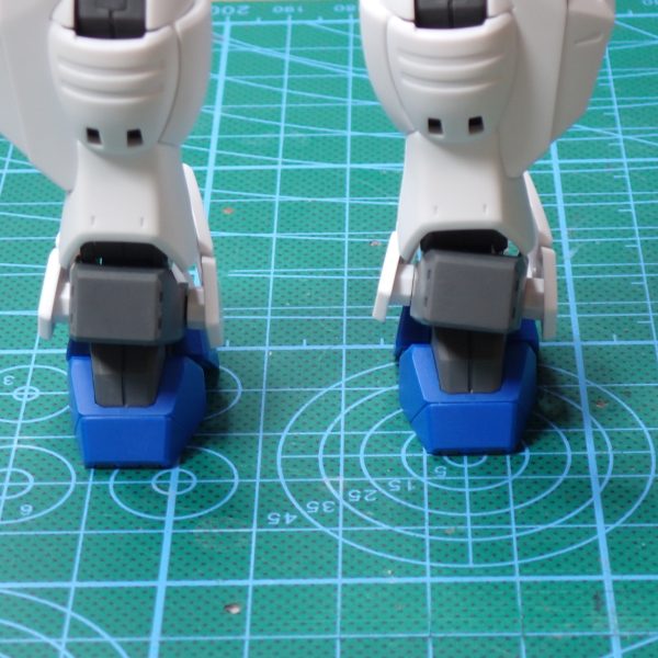 足をハの字に開いたときにアンクルアーマーが足首に追従させられるようにフレームを削りました写真2、3の右足が追従させてます（2枚目）