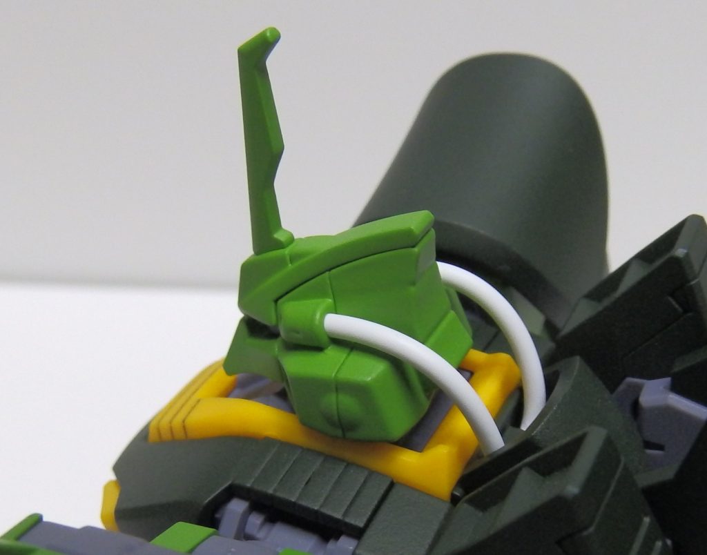 ・動力パイプのチューブ化AOZ(建機版)MSの特徴の1つであるチューブ状の動力パイプ。今回は100均の300円イヤホンのコードを使用。導線を抜いて瞬着で付けただけ、色もそのままです。