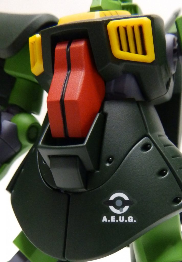 デカールはワンポイントにエゥーゴのものを貼りました。