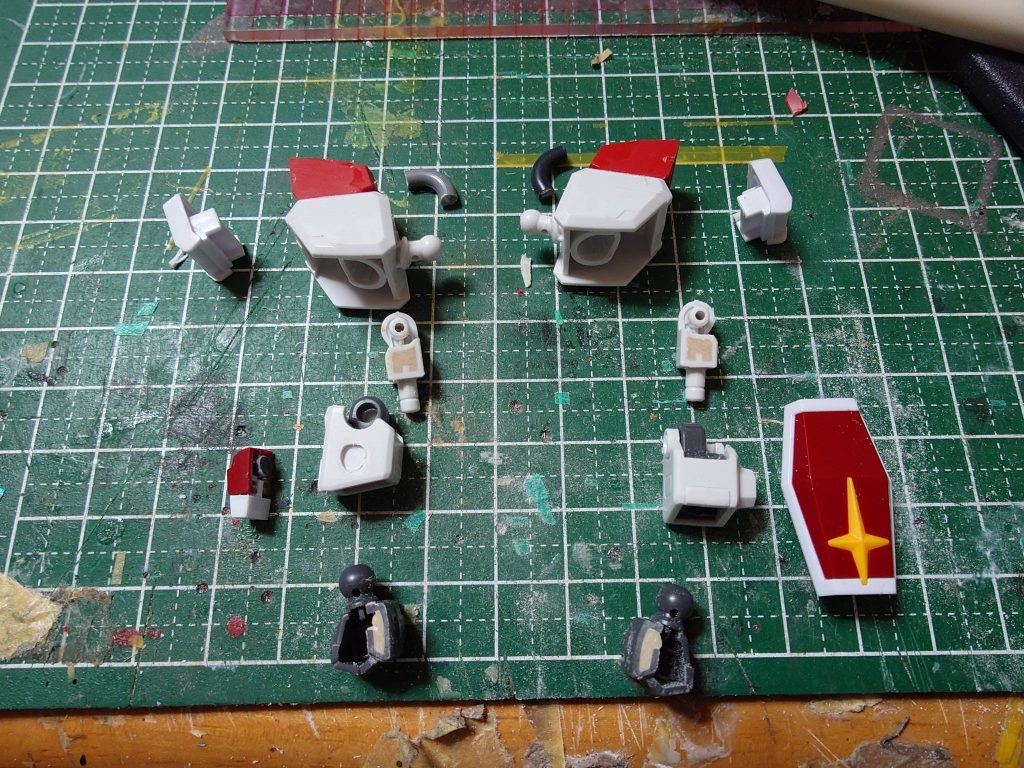 腕ですここはもう簡単にアメイジングレッドウォーリアのパーツを貼り付けてるだけです