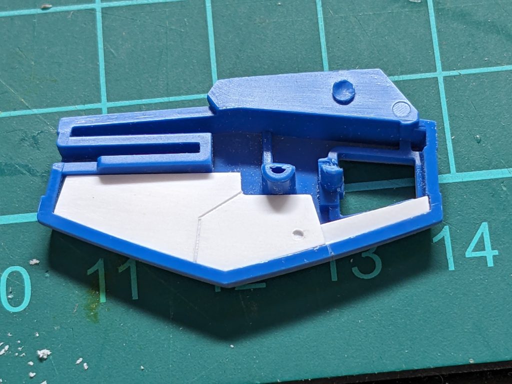 肩アーマーも初めて裏を埋めたのですが完成写真では全く分かりません(zaku-kao9) 